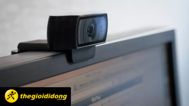 Một game thủ đang livestream game trên laptop với webcam tích hợp được bật.